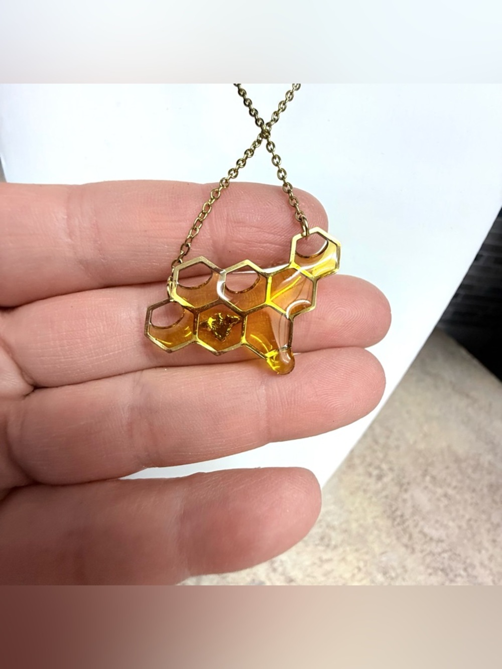 Dripping honey bee honeycomb necklace - Picture 4 of 5